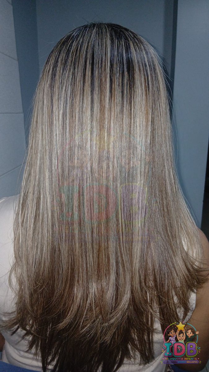 Cabello rubio planchado a media espalda