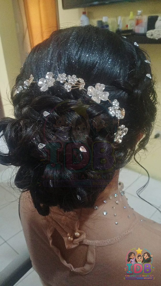 Recogido trenzado con apliques de flores