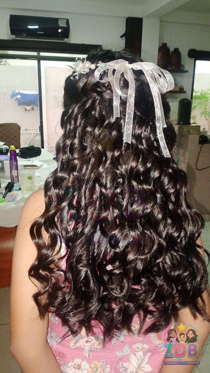 Rizos largos con lazo blanco de raso