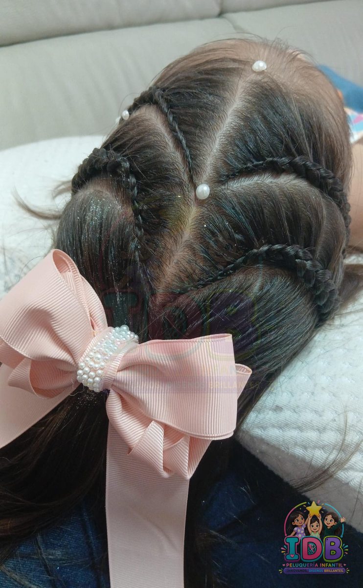 Trenzas con lazo rosa y perlas