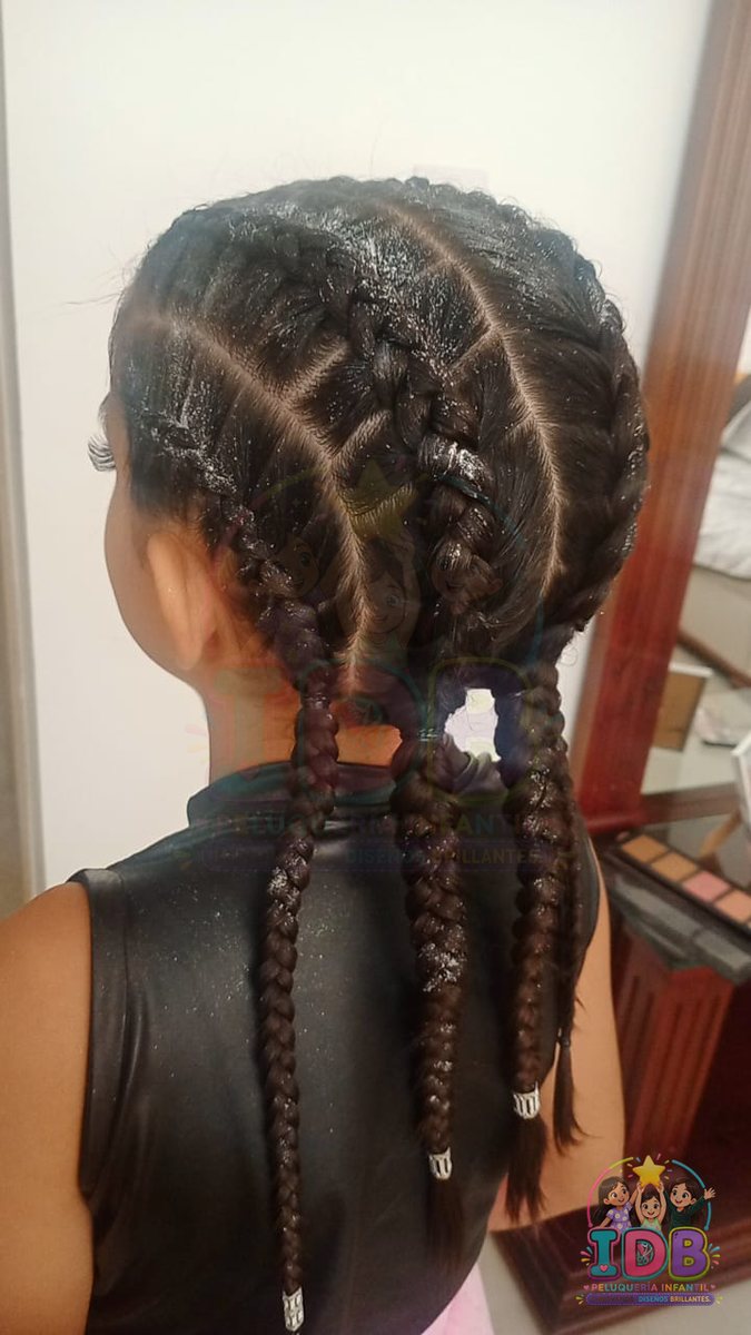 Dos trenzas pegadas vistas de espaldas