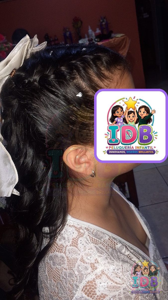 Trenzas laterales con lazo blanco de organza