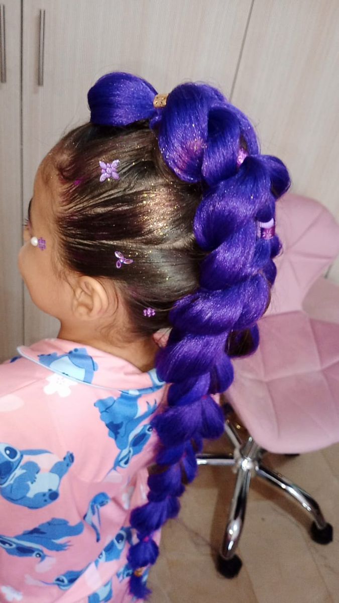 Trenza con extensión morada y estrellas
