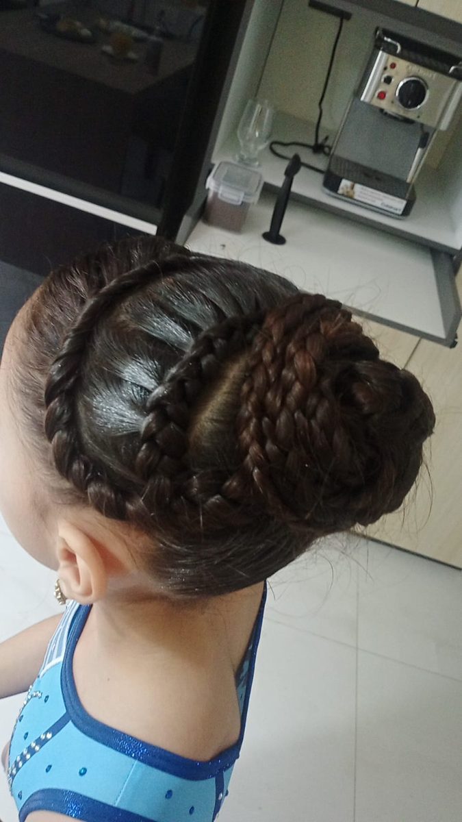 Recogido con trenzas cosidas y moño en espiral