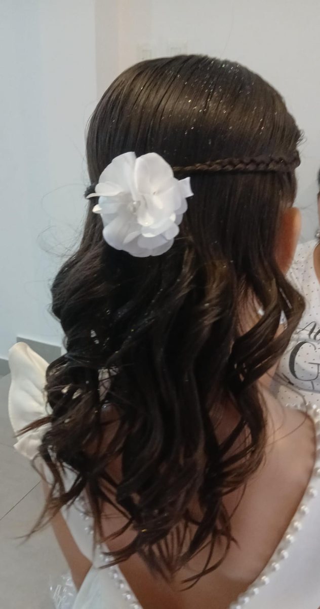 Semirrecogido con ondas y flor blanca