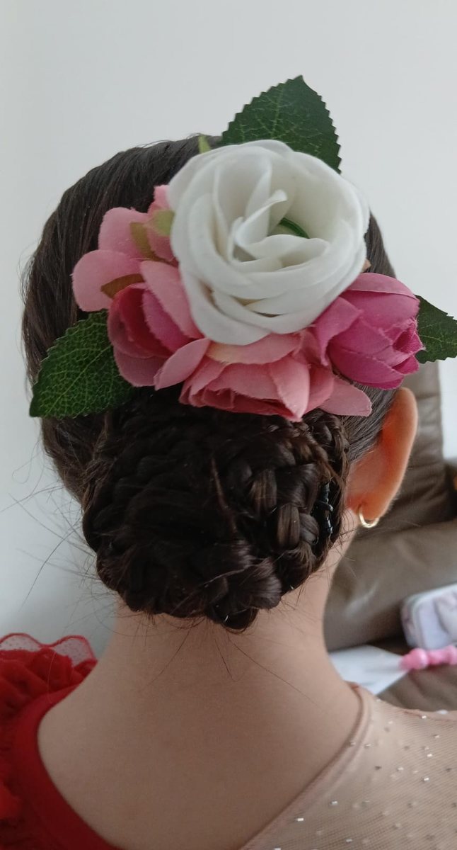 Recogido trenzado con flores rosadas y blancas
