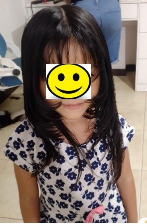 Niña con corte recto y flequillo recién hecho