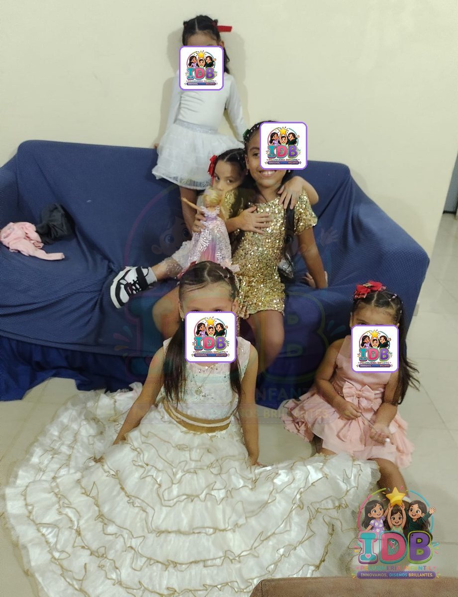 Grupo de niñas peinadas y vestidas para una fiesta
